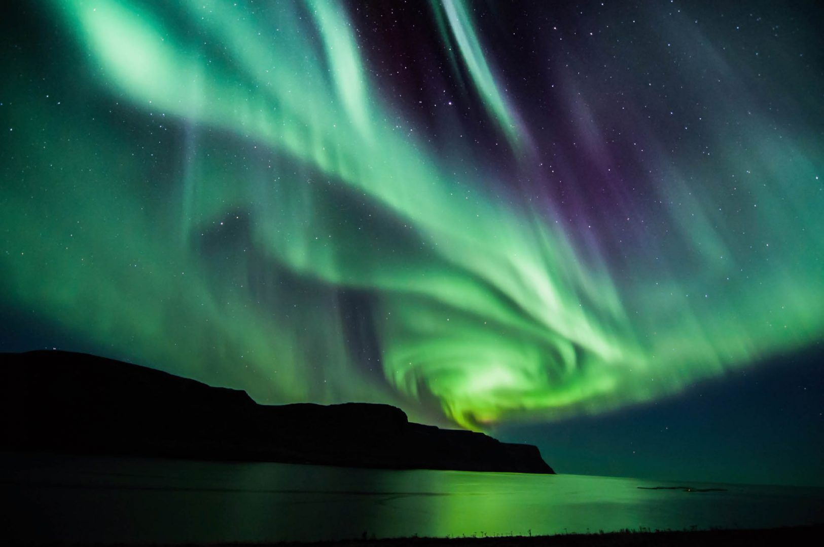 iceland-northern-lights-shutterstock_528933889