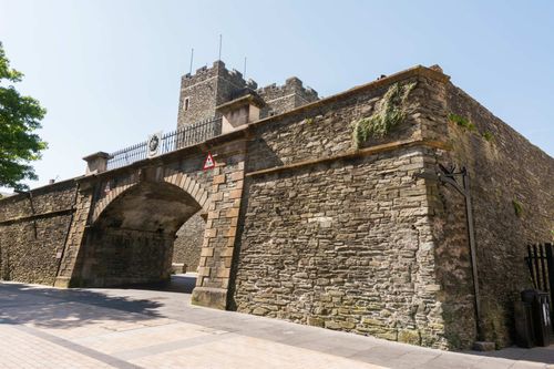 The walled city of Derry in Northern Ireland © Lucky Team Studio/Shutterstock