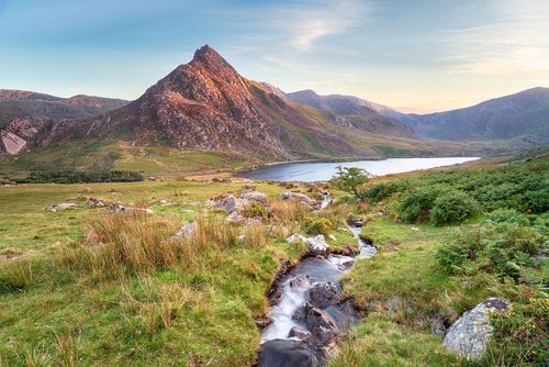 Mount Tryfan above Llyn Ogwen in Snowdonia National Park in Wales © Sjhutterstock