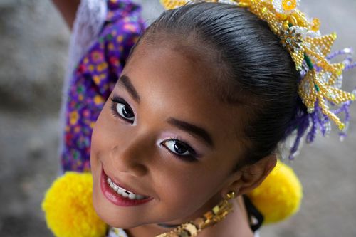 Face of a girl with a national holiday dress from Panama © Shutterstock