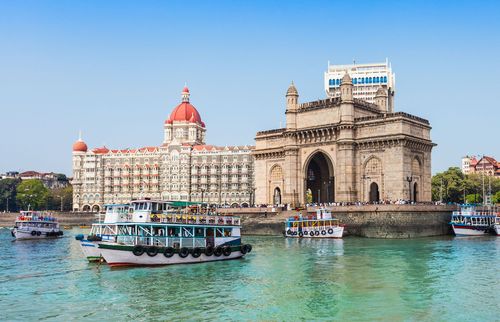 Gateway of India and Taj Mahal Palace hotel behing in Mumbai © Shutterstock