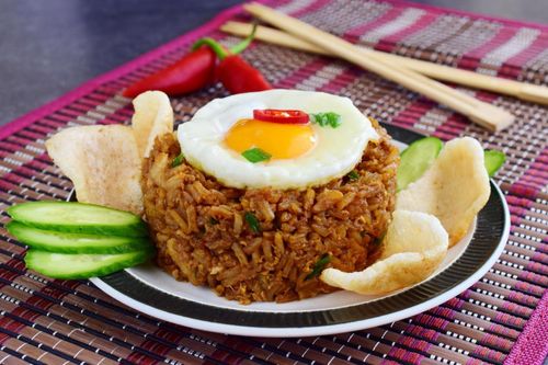 nasi-goreng-indonesia-shutterstock_708440602