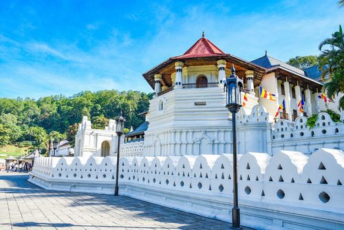 temple-tooth-kandy-sri-lanka-shutterstock_1037797372