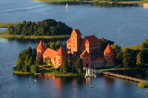 trakai-castle-lithuania-shutterstock_118982878